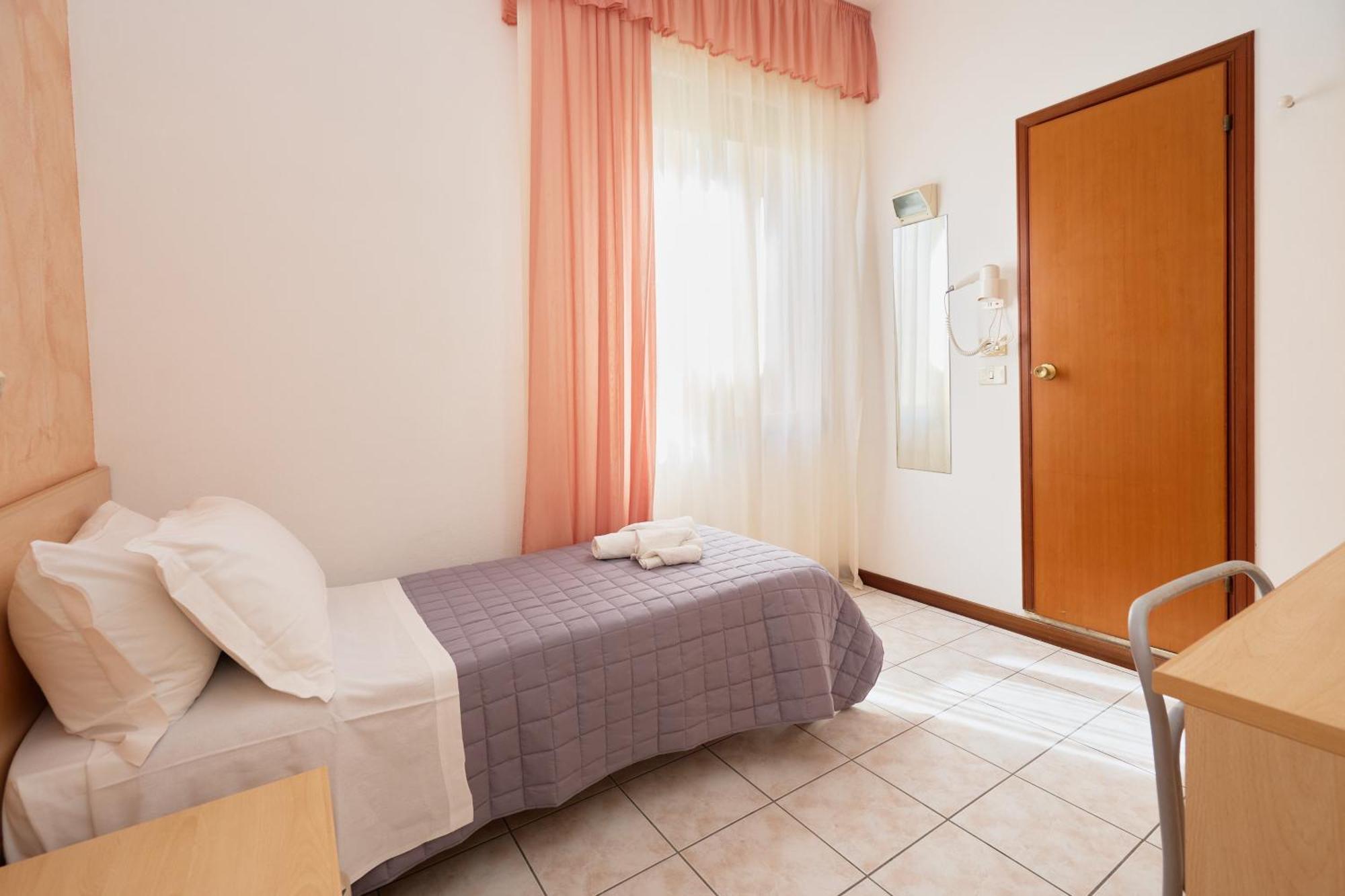 Hotel Jolanda เบลลาเรีย-อีเจอา มารีนา ภายนอก รูปภาพ